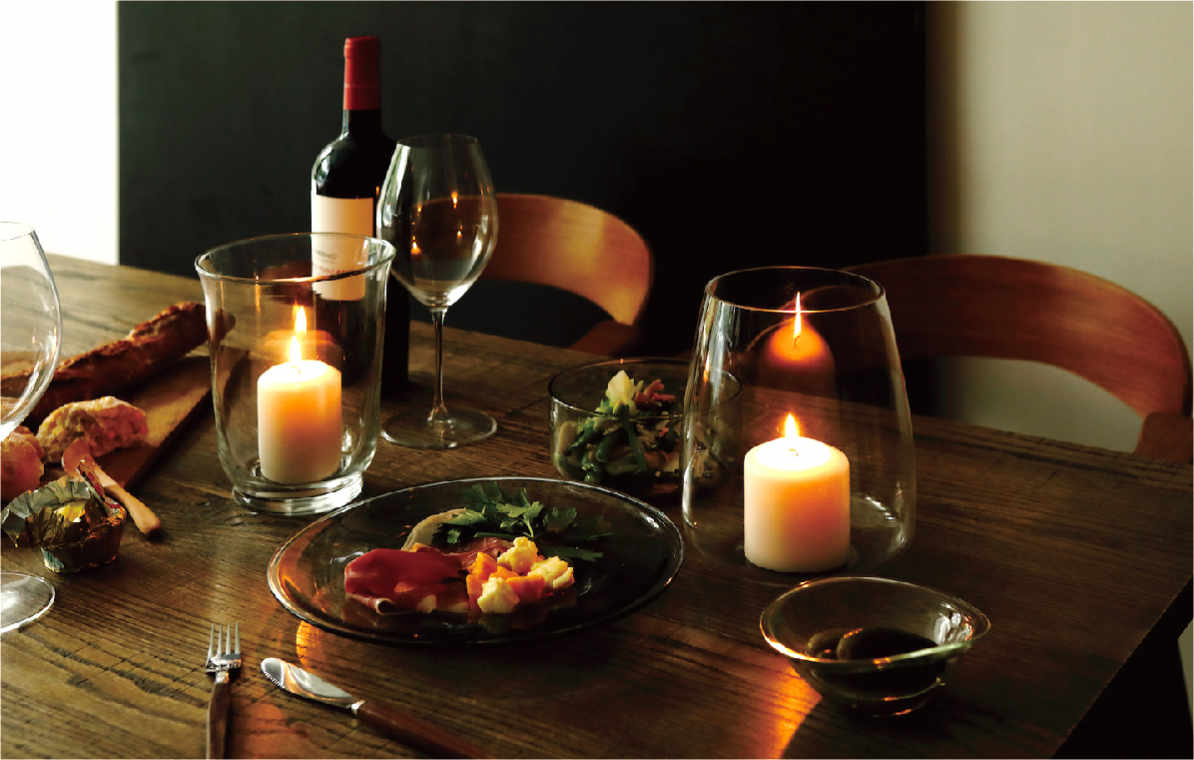 クロワッサン ガラスと木の器　photo by Makiko Yasui