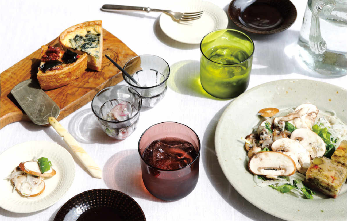 クロワッサン ガラスと木の器　photo by Makiko Yasui